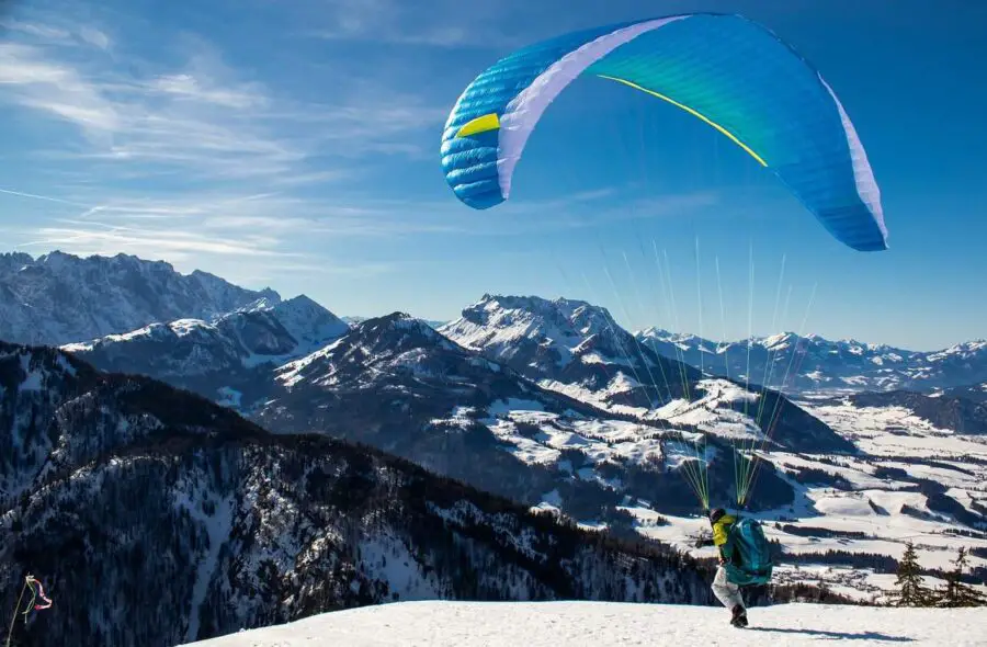 How much does paragliding cost in Manali?
